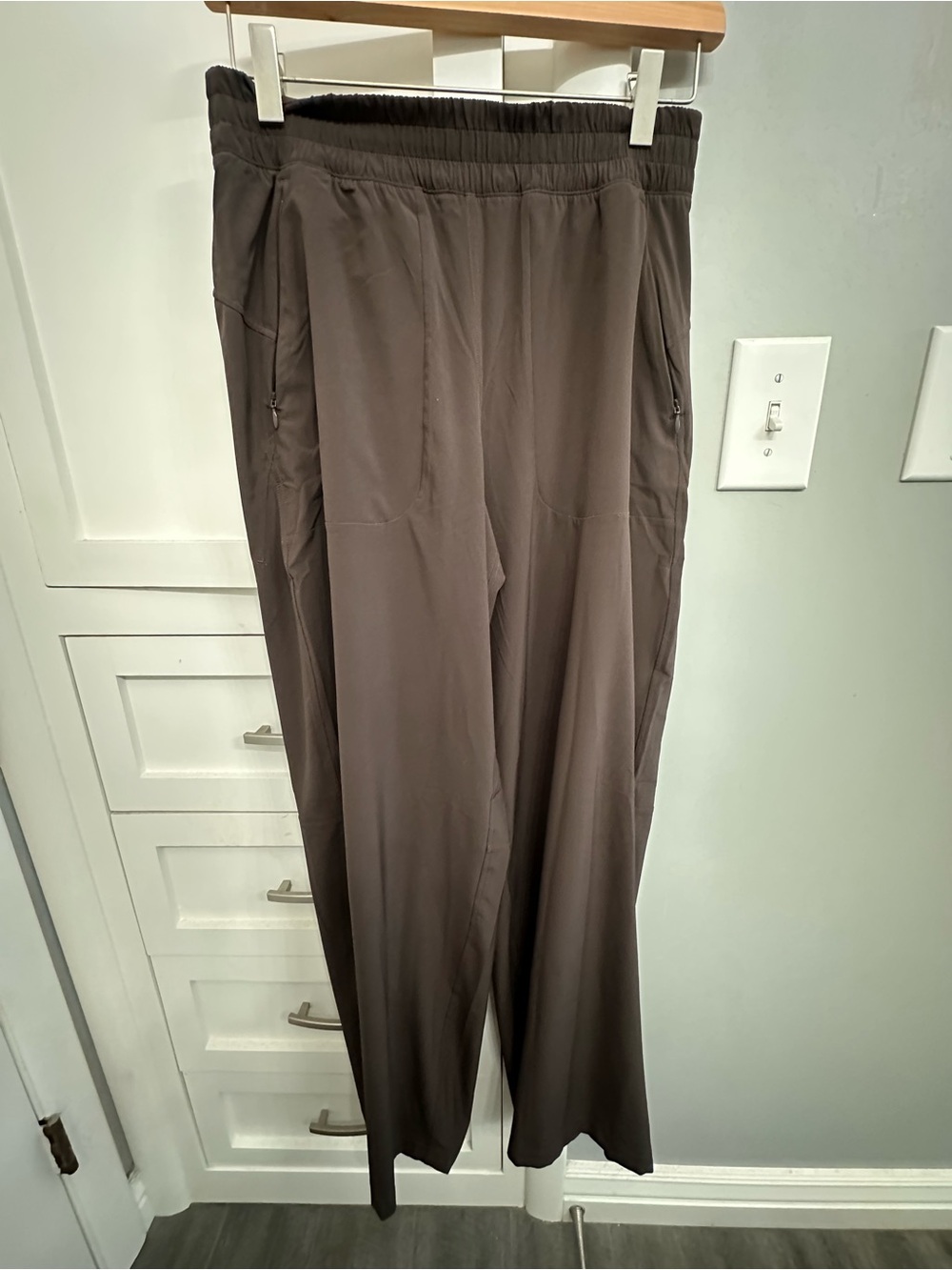 Lululemon Size 6 x 33 Wanderer wide leg pant LW5FFBS Relaxed Fit Brown athletic